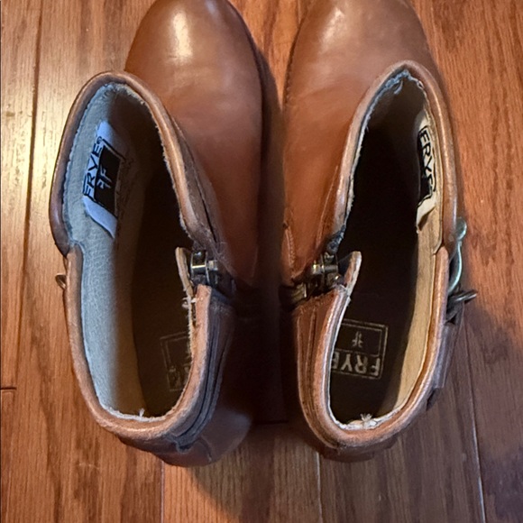 Frye - Picture 2 of 7